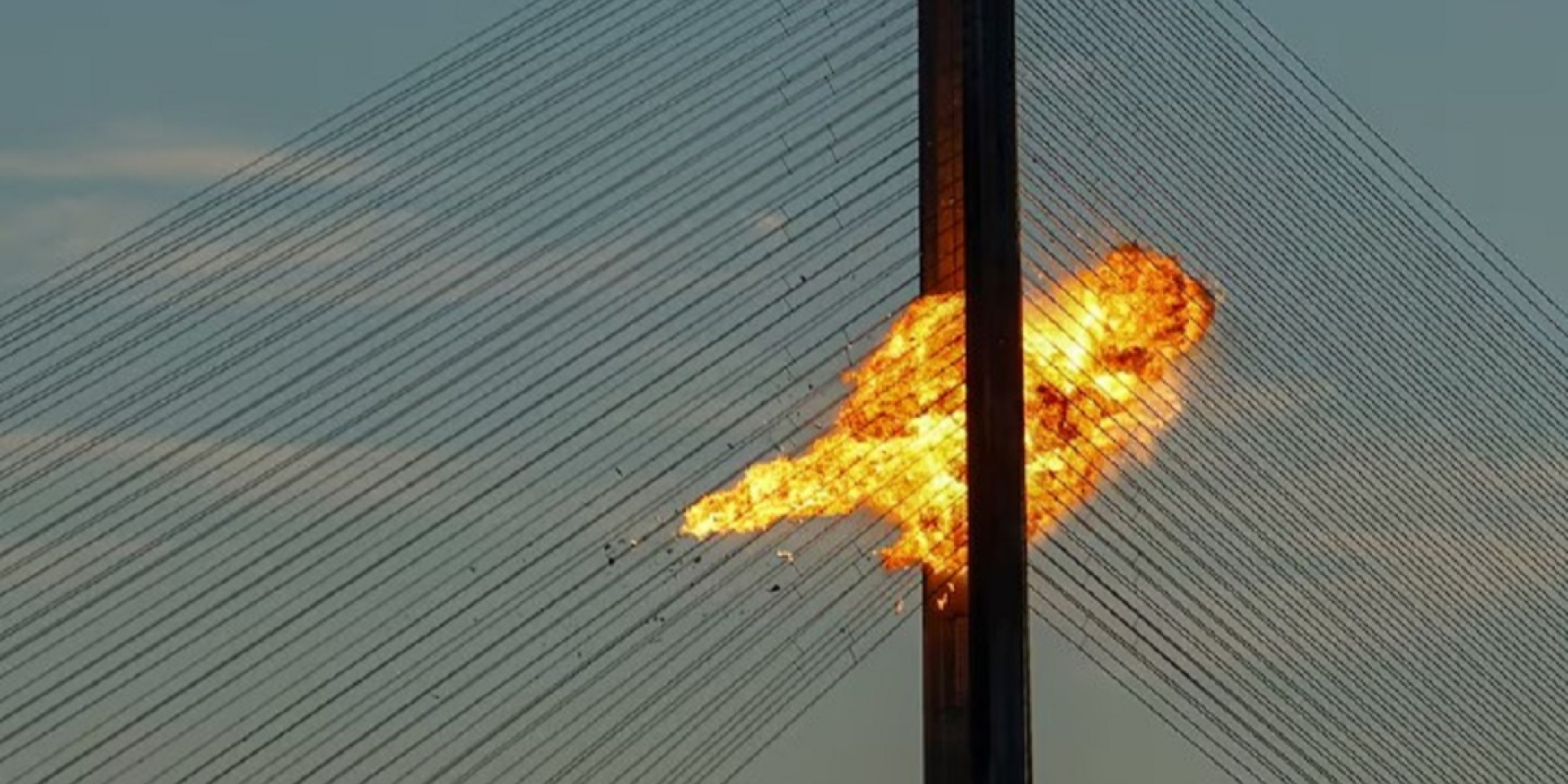 Russian strike on a bridge in Kyiv (Photo: REUTERS/Valentyn Ogirenko)
