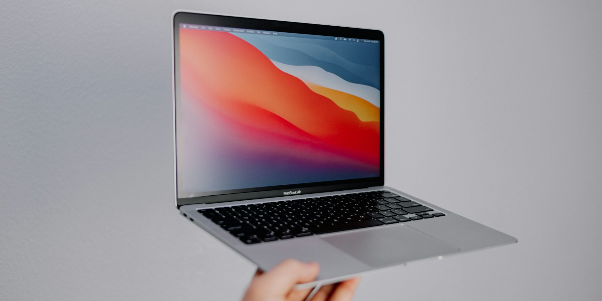 Новая анимация и жесты в Dock намекают на появление сенсорных MacBook (Фото: Unsplash)