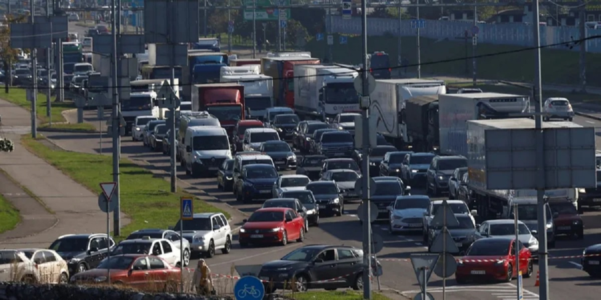 Traffic jam in Kyiv (Photo: REUTERS/Valentyn Ogirenko)