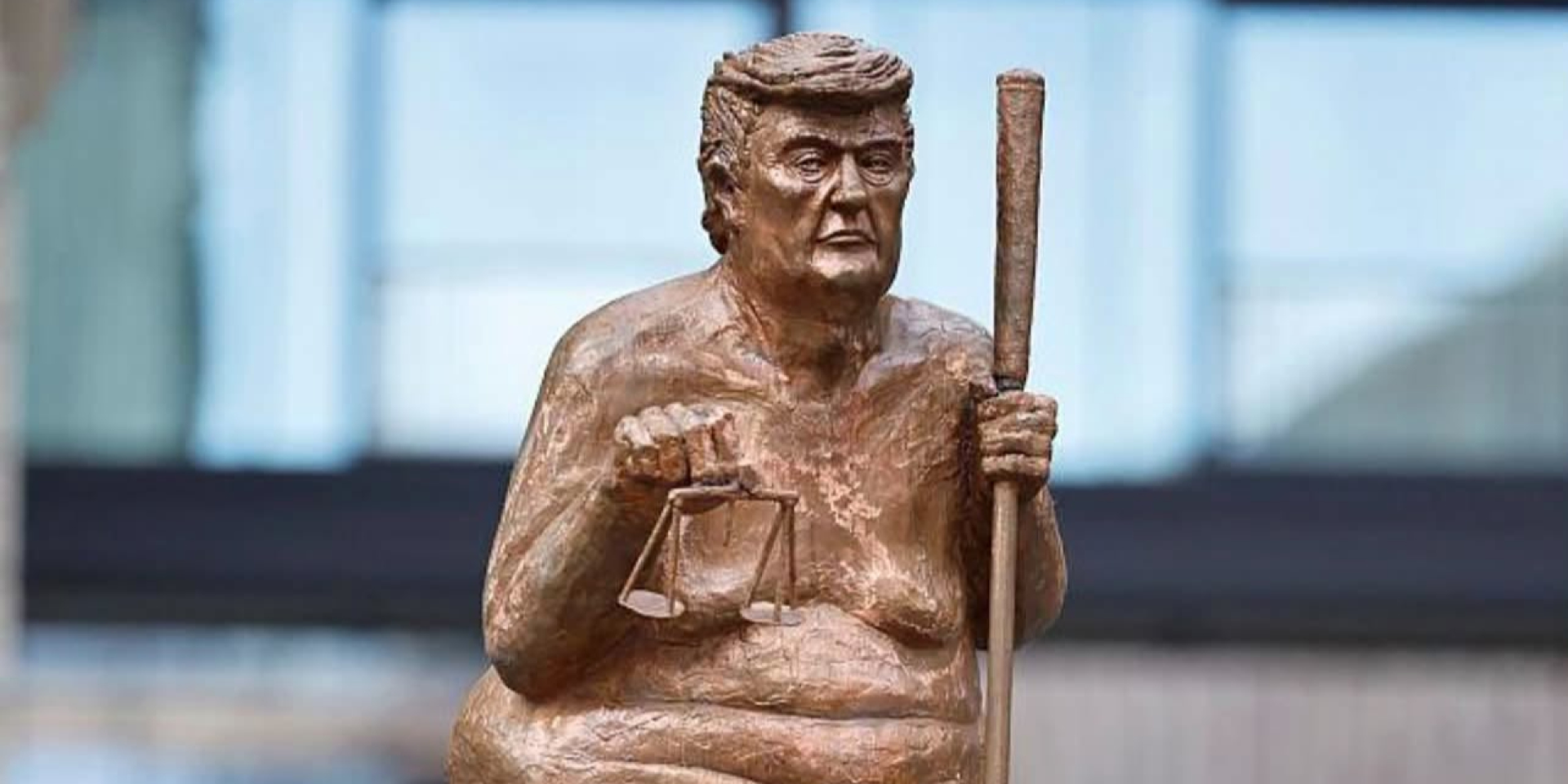 В Европарламенте на несколько дней установили статую обнаженного Трампа (Фото: Джулс Лв / Facebook)