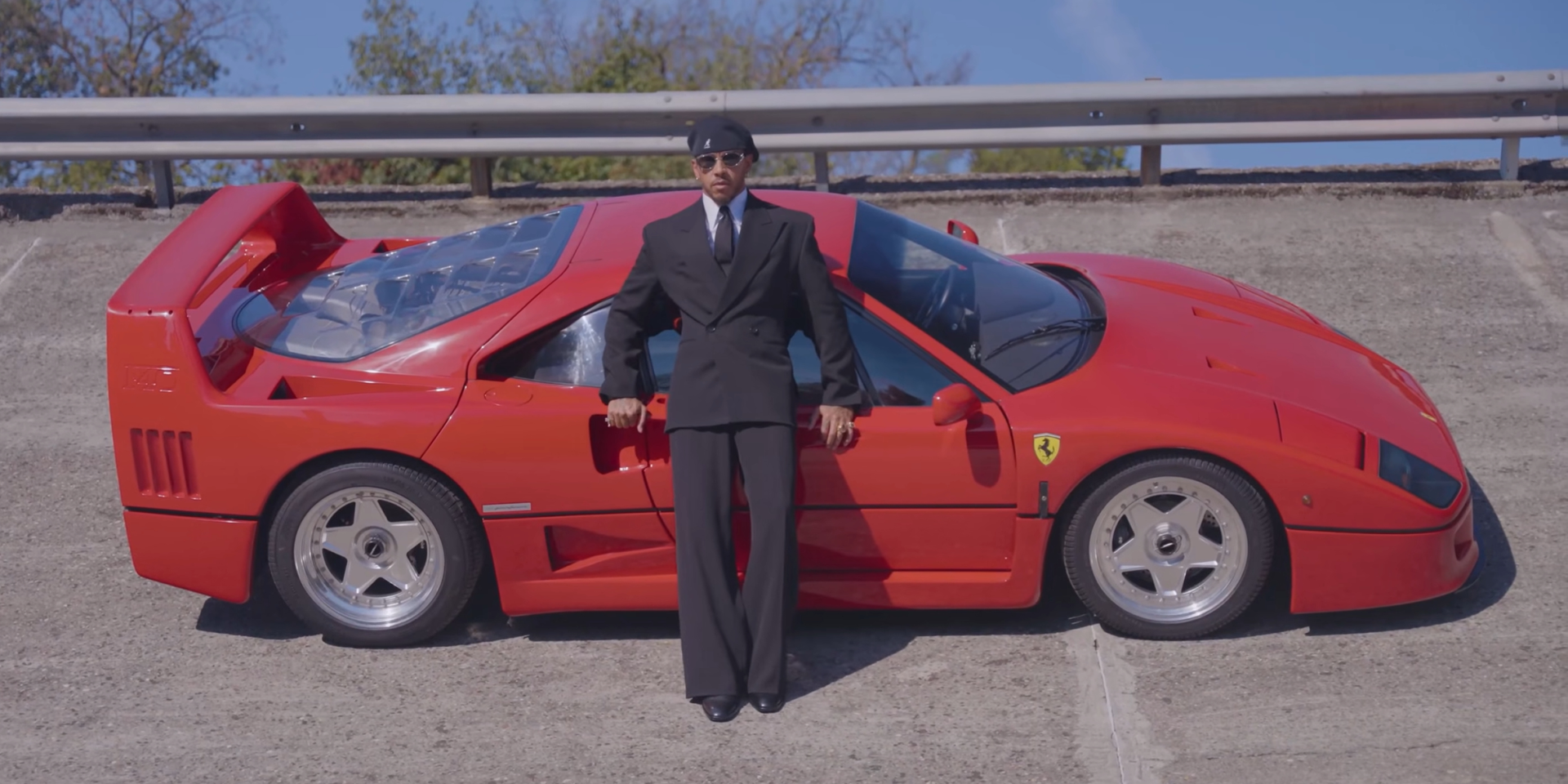 Гамільтон знайшов у своєму Ferrari F40 особливу деталь (Фото: Lewis Hamilton/YouTube)