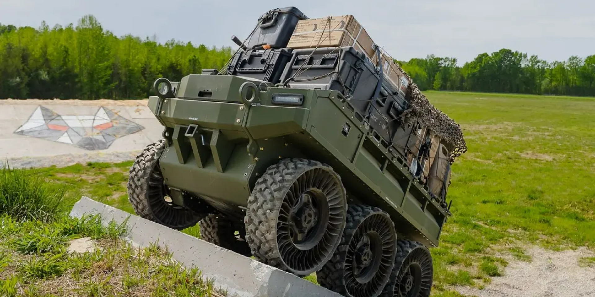 Hunter WOLF от BLADE поднимается по крутым склонам с 2800 фунтами снаряжения (Фото: Blade/Via PRN)