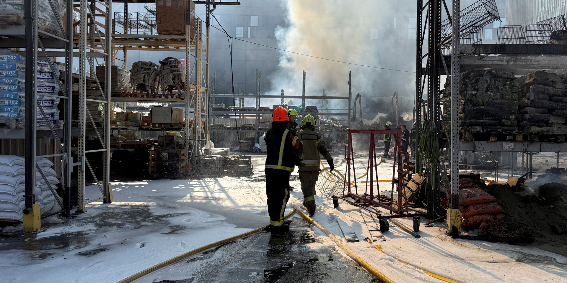 Рятувальники гасять пожежу в будівельному магазині в Києві після ударів 8 жовтня 2026 (Фото: REUTERS/Stringer)
