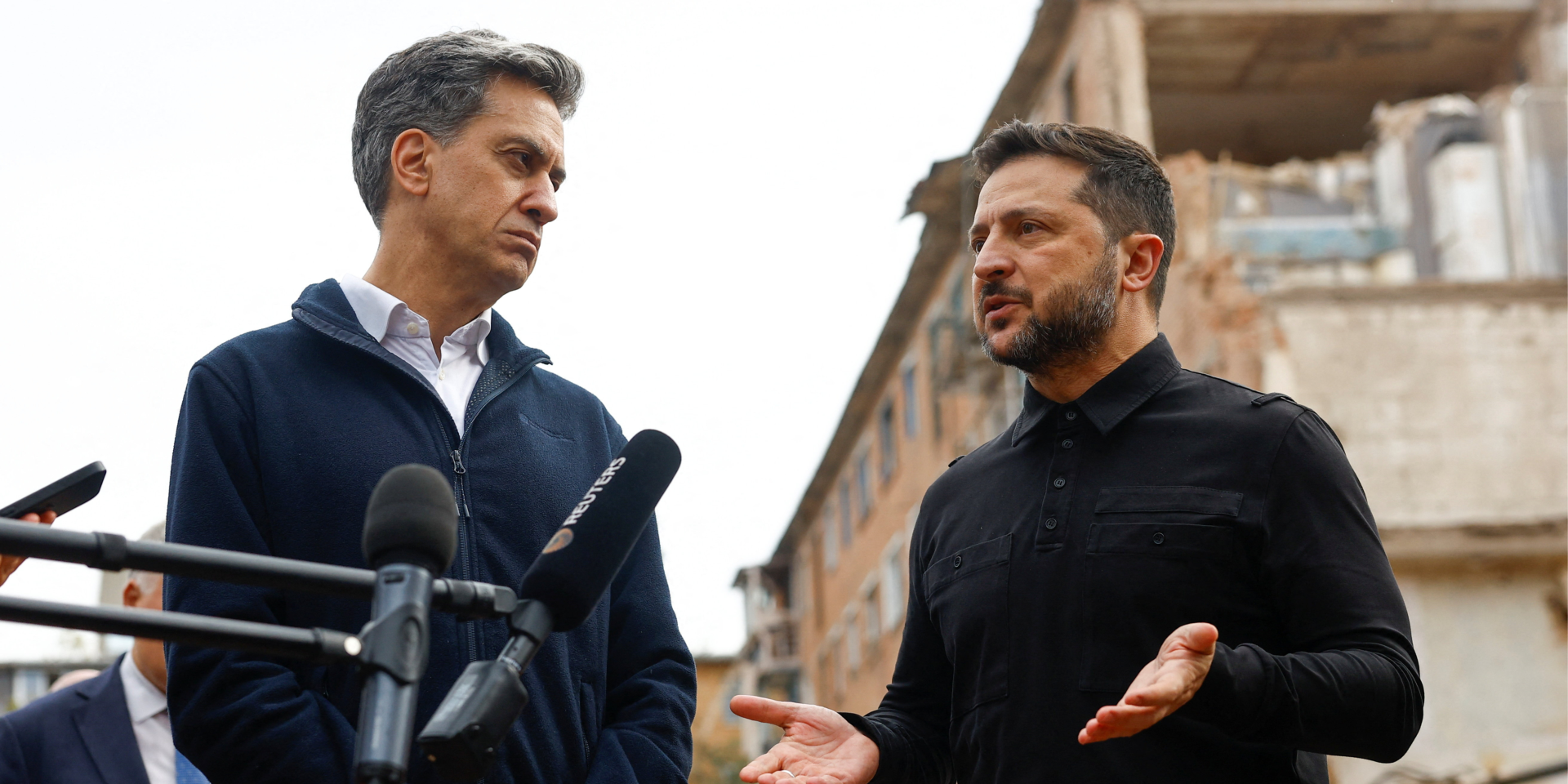 British Foreign Secretary Edward Miliband and President Volodymyr Zelenskyy at the site of the Russian missile strike in Pryluky (Photo: REUTERS/Valentyn Ogirenko)
