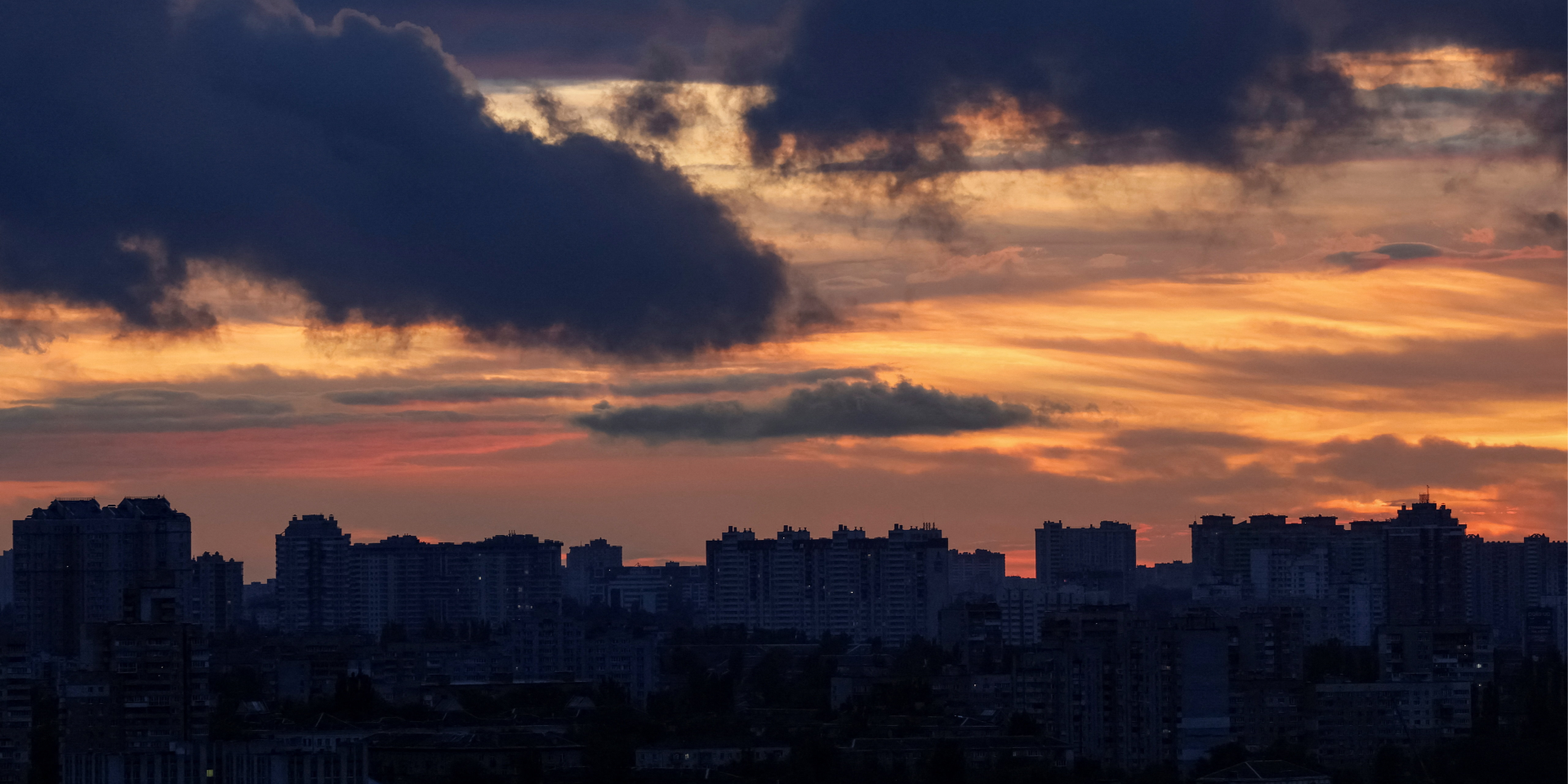 Атака РФ на Київщину: у Києві зупинили метро, є перебої зі світлом і водою