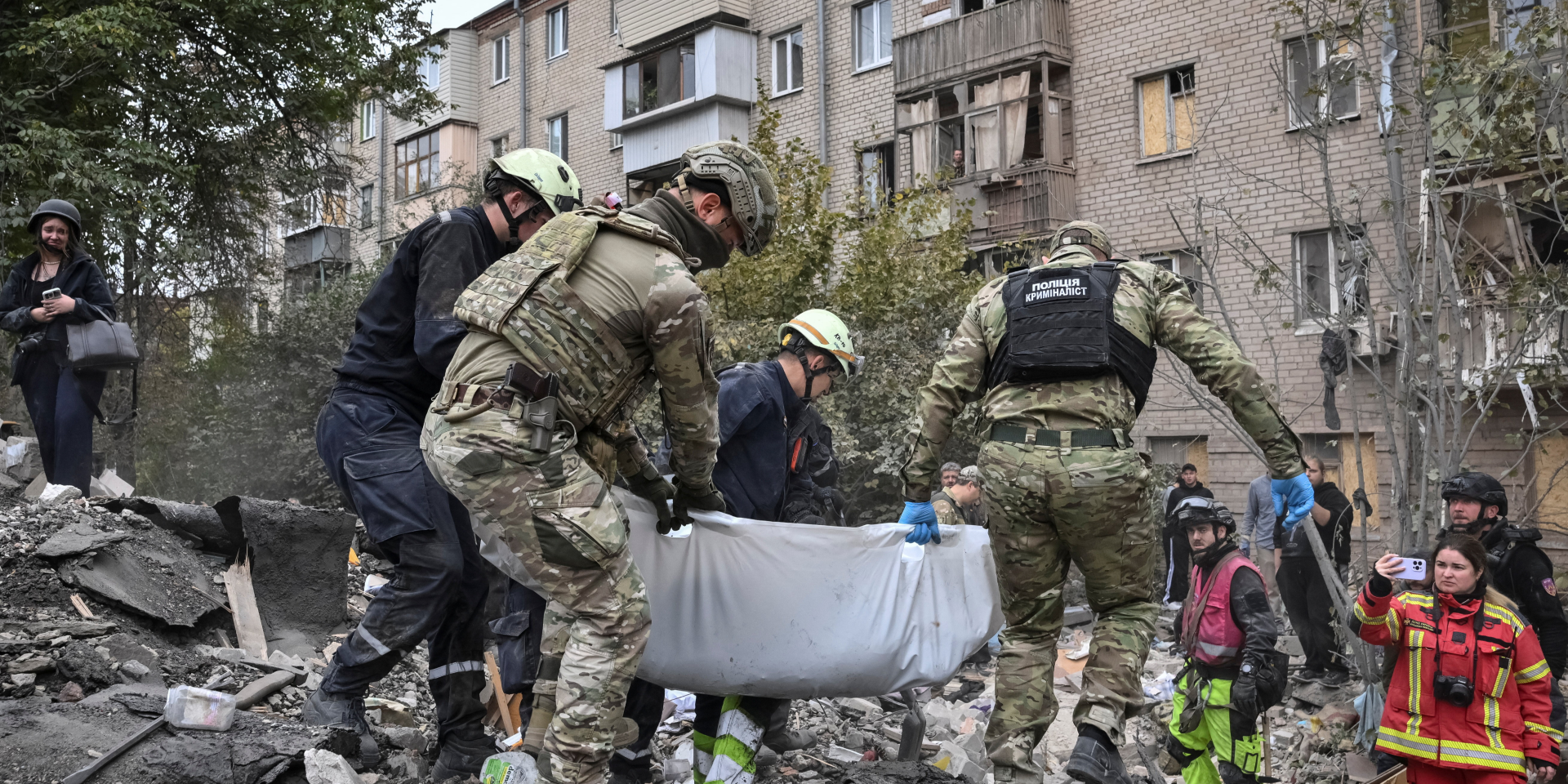 Спасательная операция на месте российского авиаудара по многоэтажному дому в Запорожье, 10 октября (Фото: REUTERS/Stringer)