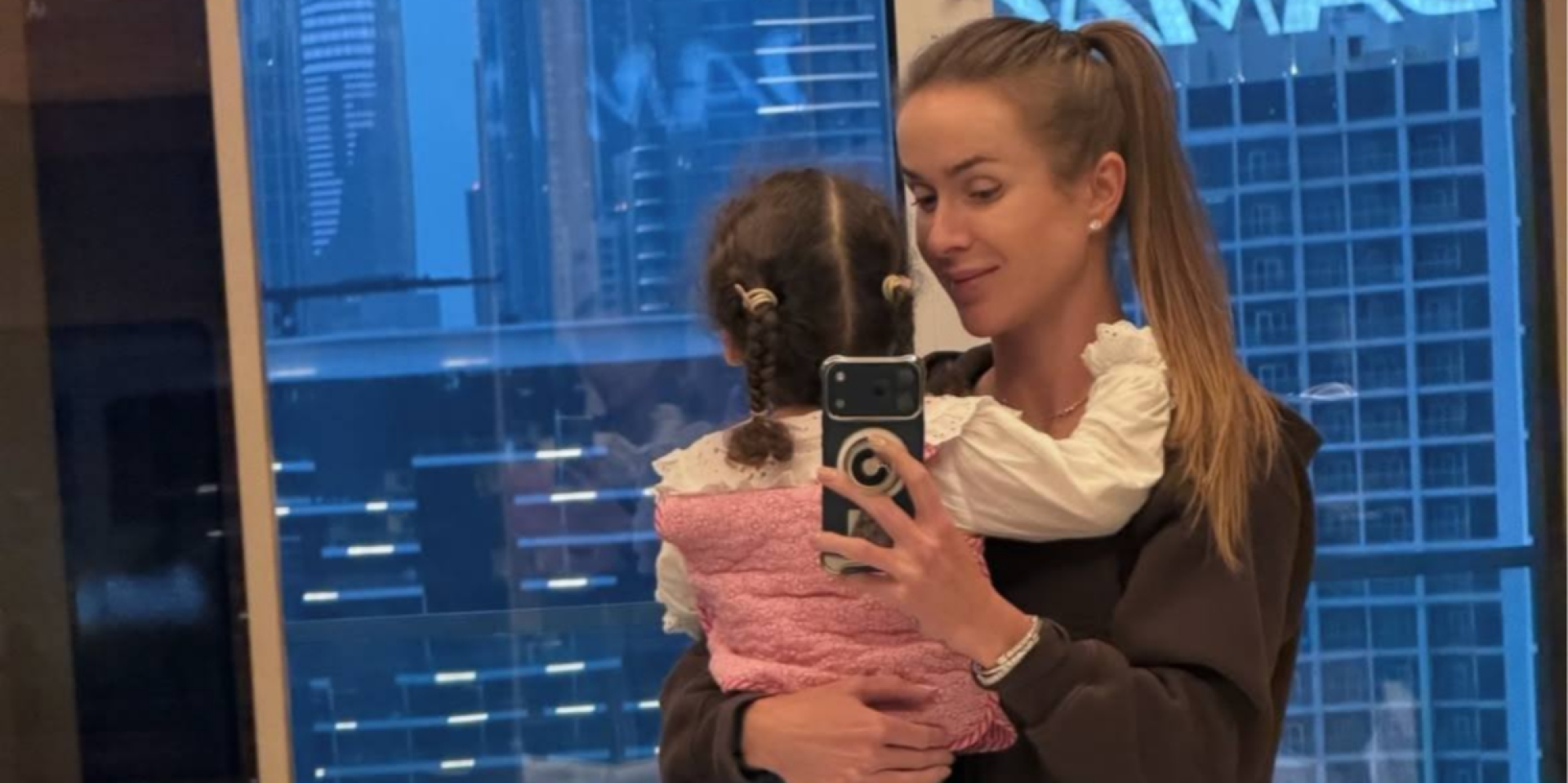 Элина Свитолина с дочерью (Фото: instagram.com/elisvitolina)