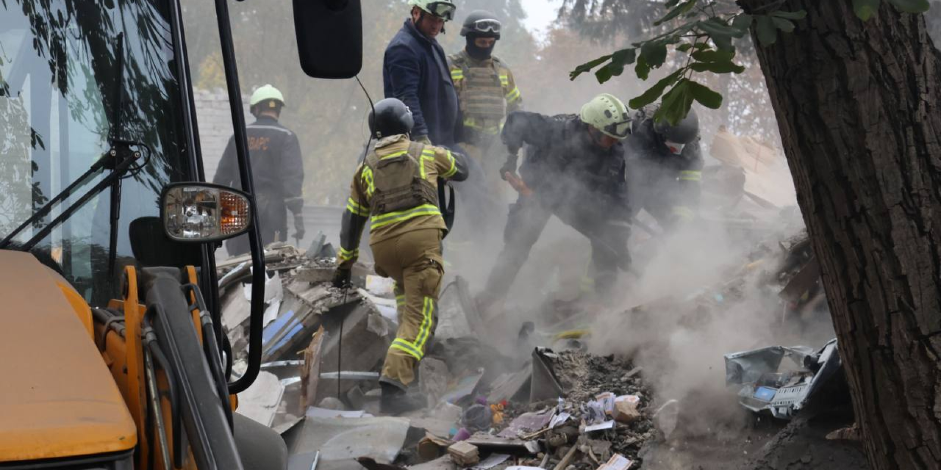 As a result of the Russian attack in Zaporizhzhya, one section of an apartment building was destroyed (Photo: State Emergency Service of Zaporizhzhya Oblast)