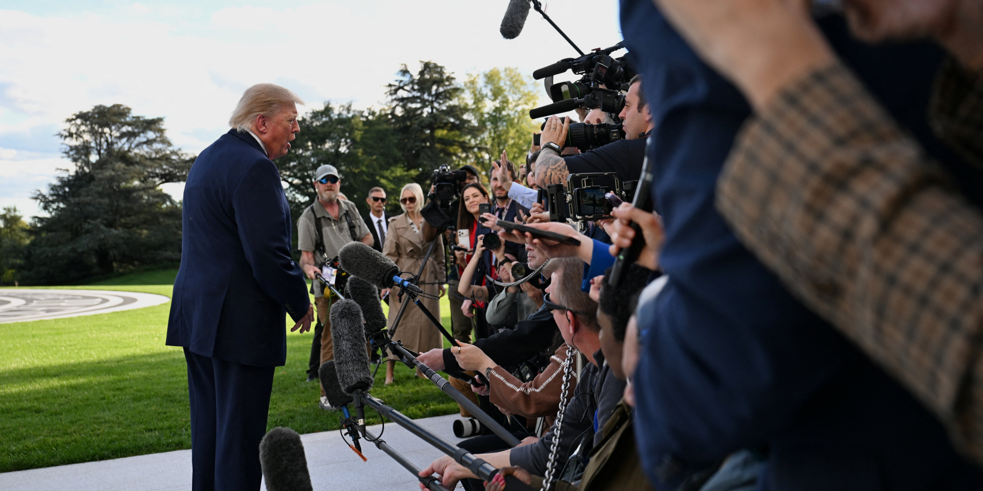Journalists ask Trump questions on October 12 (Photo: REUTERS/Annabelle Gordon)