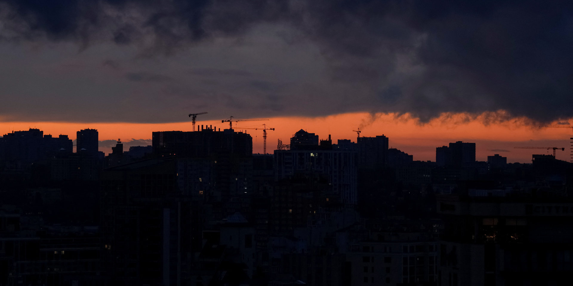 Киев во время отключений света 9 октября 2026 года (Фото: REUTERS/Gleb Garanich)