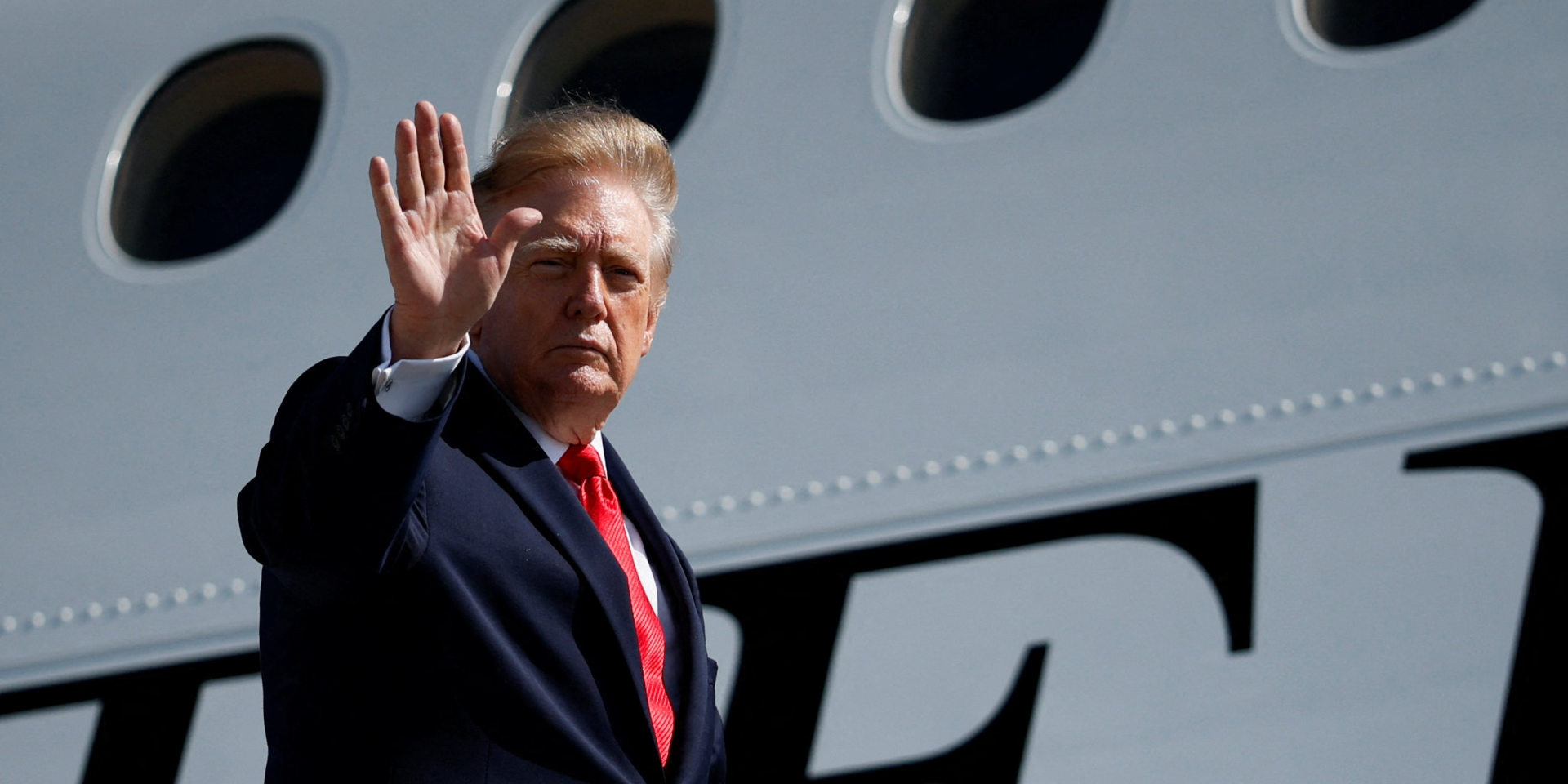 Дональд Трамп заявил, что Украина якобы наносила удары по российской энергетике накануне российских ударов (Фото: REUTERS/Evan Vucci)