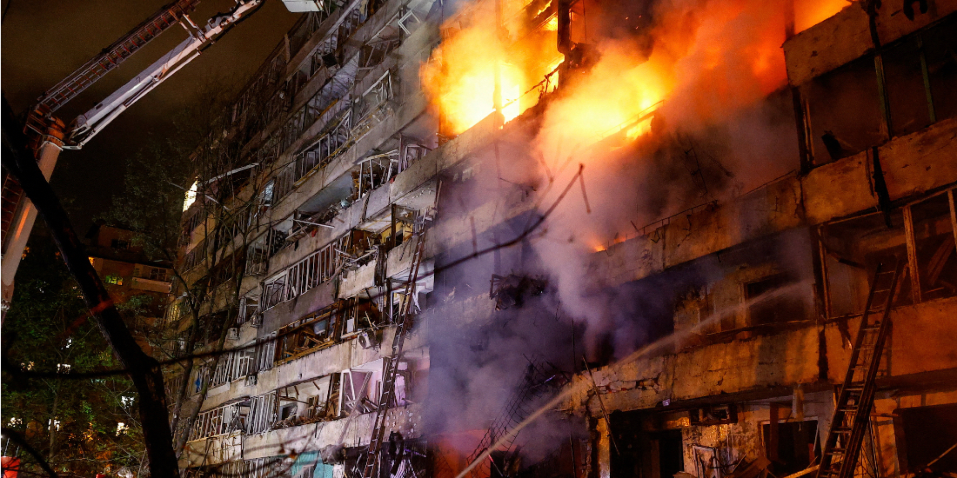 Евакуація людей із верхніх поверхів триває. (Фото: REUTERS/Thomas Peter)