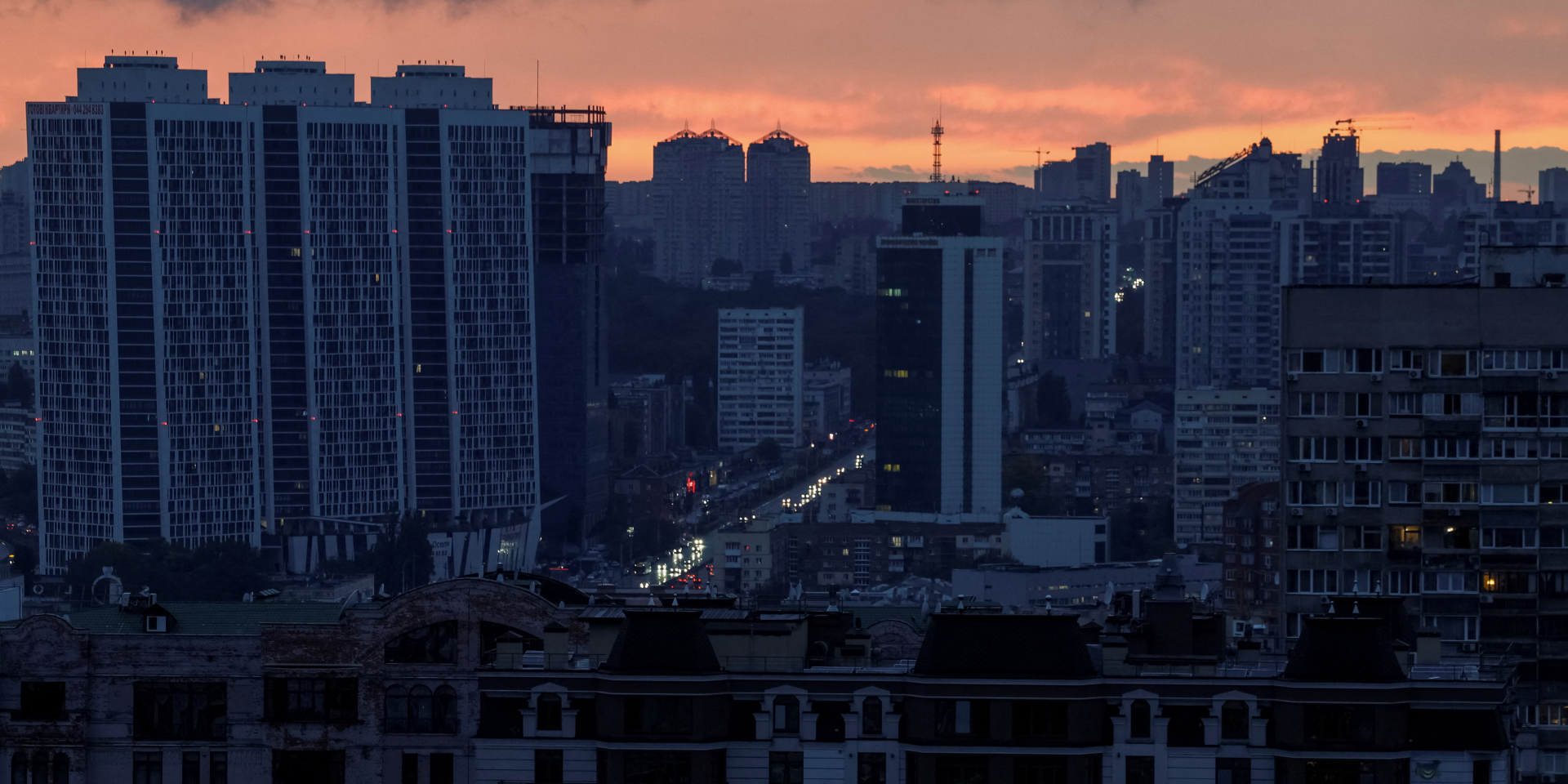 У Києві аварійні відключення світла через російські удари по енергетиці (Фото: REUTERS/Gleb Garanich)