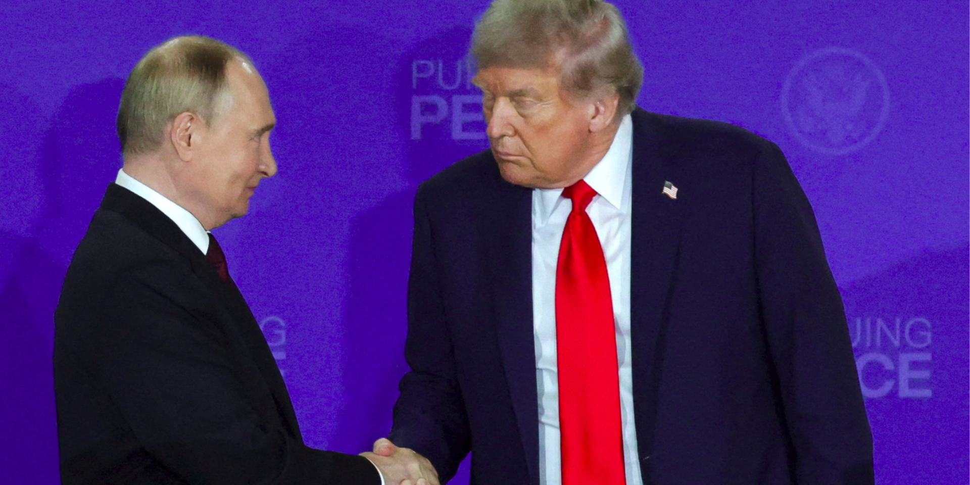 Президент США Дональд Трамп і російський диктатор Володимир Путін під час зустрічі на Алясці, 15 серпня 2026 року (Фото: REUTERS/Jeenah Moon)