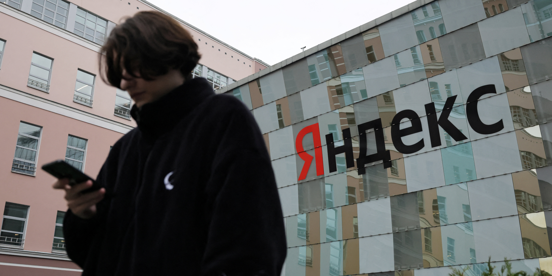 A man is walking past Yandex HQ in Moscow, Oct. 12, 2026 (Photo: REUTERS/Anastasia Barashkova)