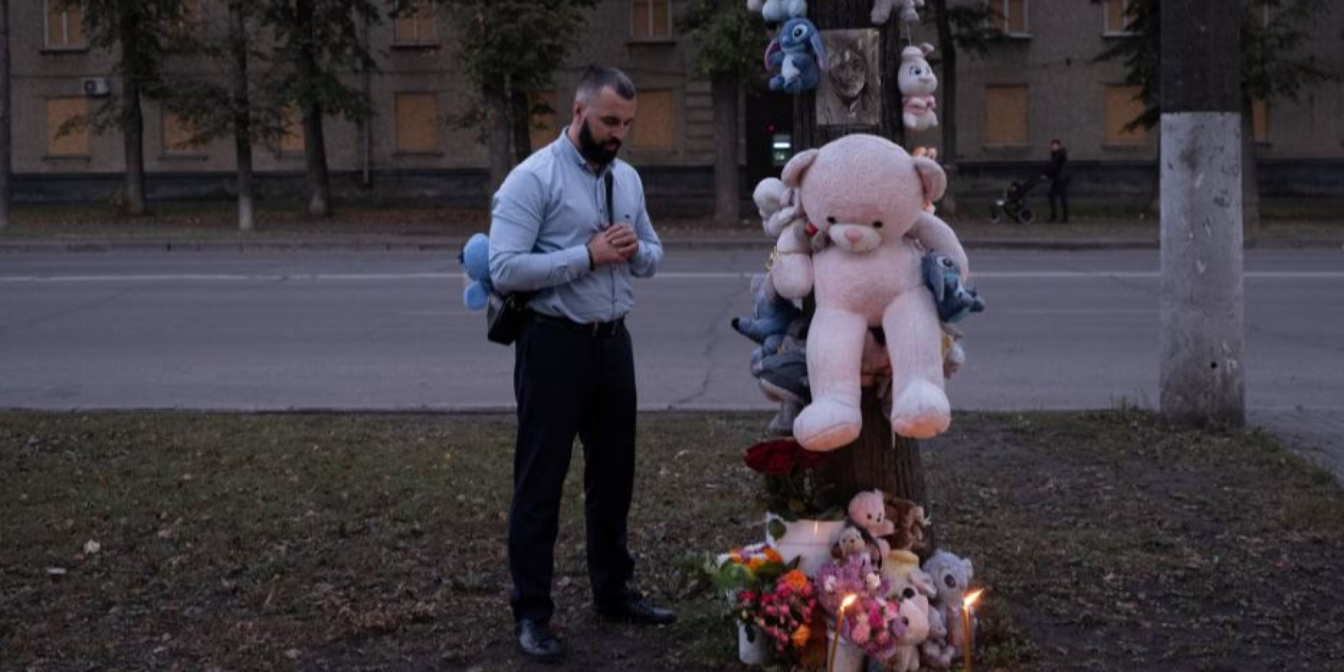 Евгений Овчаров у мемориала своей жене и дочери — на том самом месте, где их убила российская управляемая авиабомба (Фото: The New York Times)