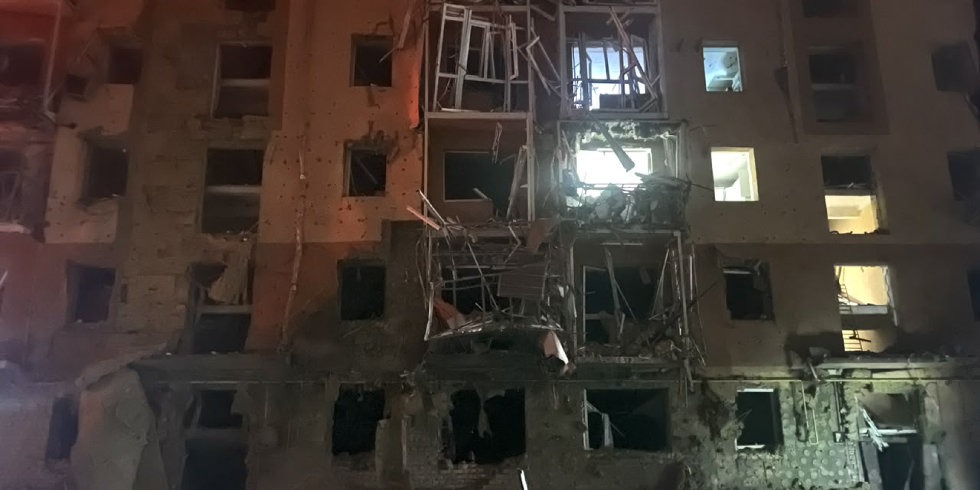 Последствия вражеского обстрела Запорожья (Фото: Управление ГСЧС в Запорожской области)
