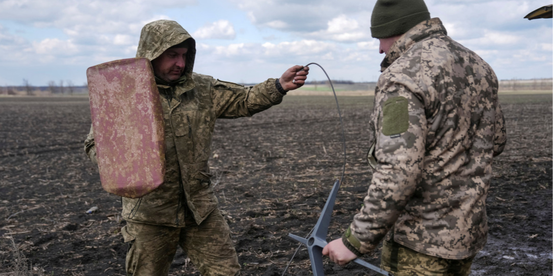 Украинские военные с терминалом Starlink возле Покровска, апрель 2025 года (Фото: REUTERS/Inna Varenytsia)