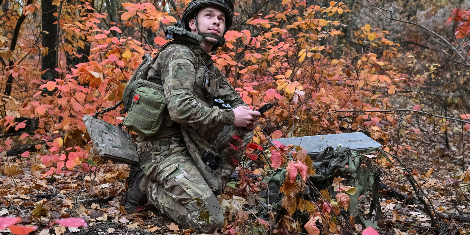 A Ukrainian soldier with a Starlink terminal at a position in Donetsk Oblast, October 16, 2026 (Photo: REUTERS/Stringer)