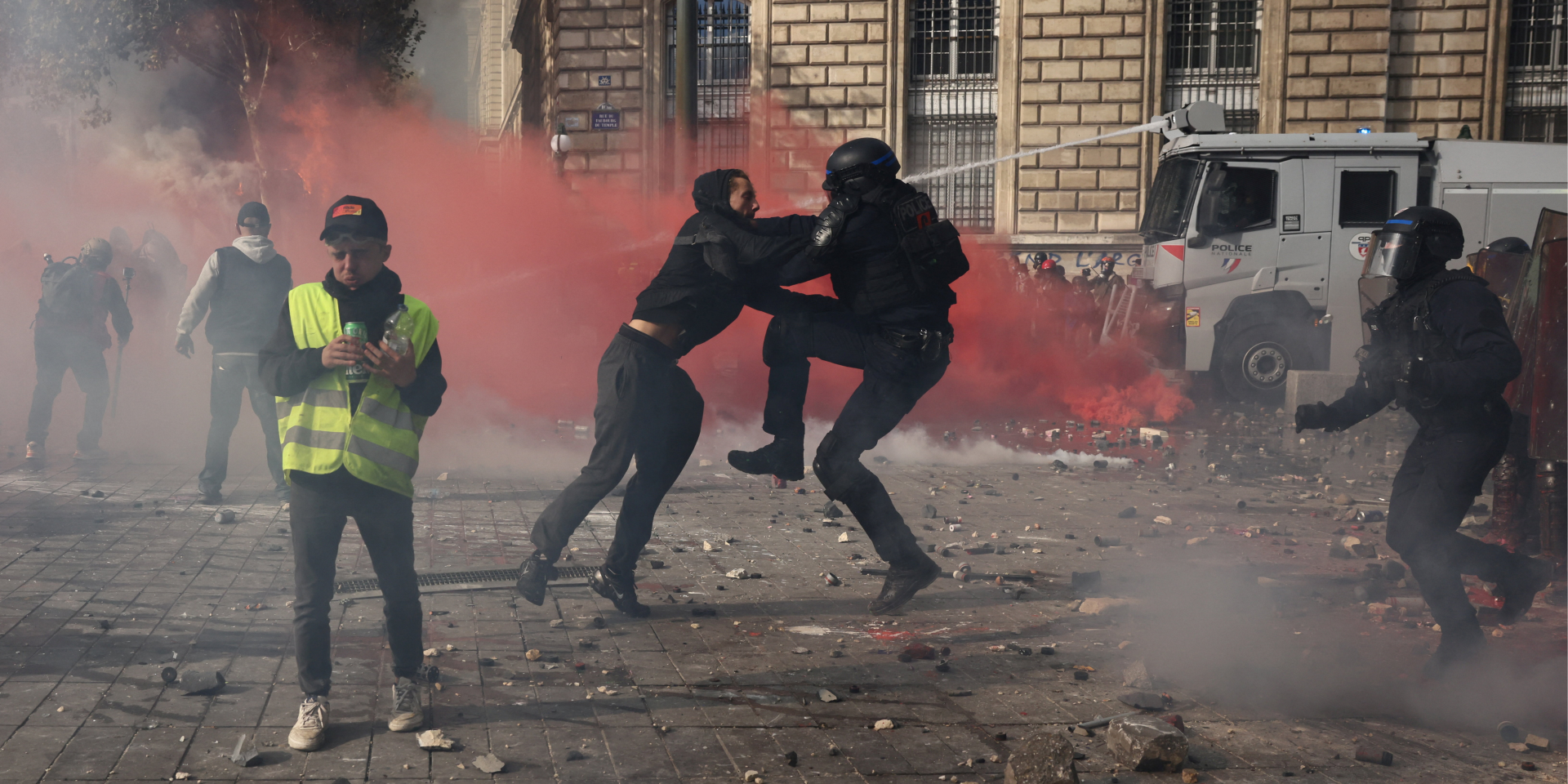Беспорядки в Париже (Фото: REUTERS/Jack Taylor)