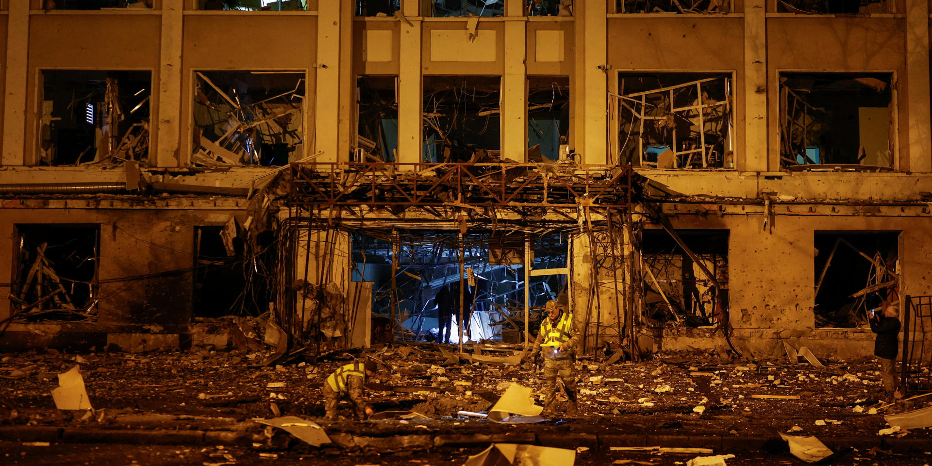 Наслідки удару по ТРЦ Cosmo Multimall на Шулявці в Києві (Фото: REUTERS/Gleb Garanich)