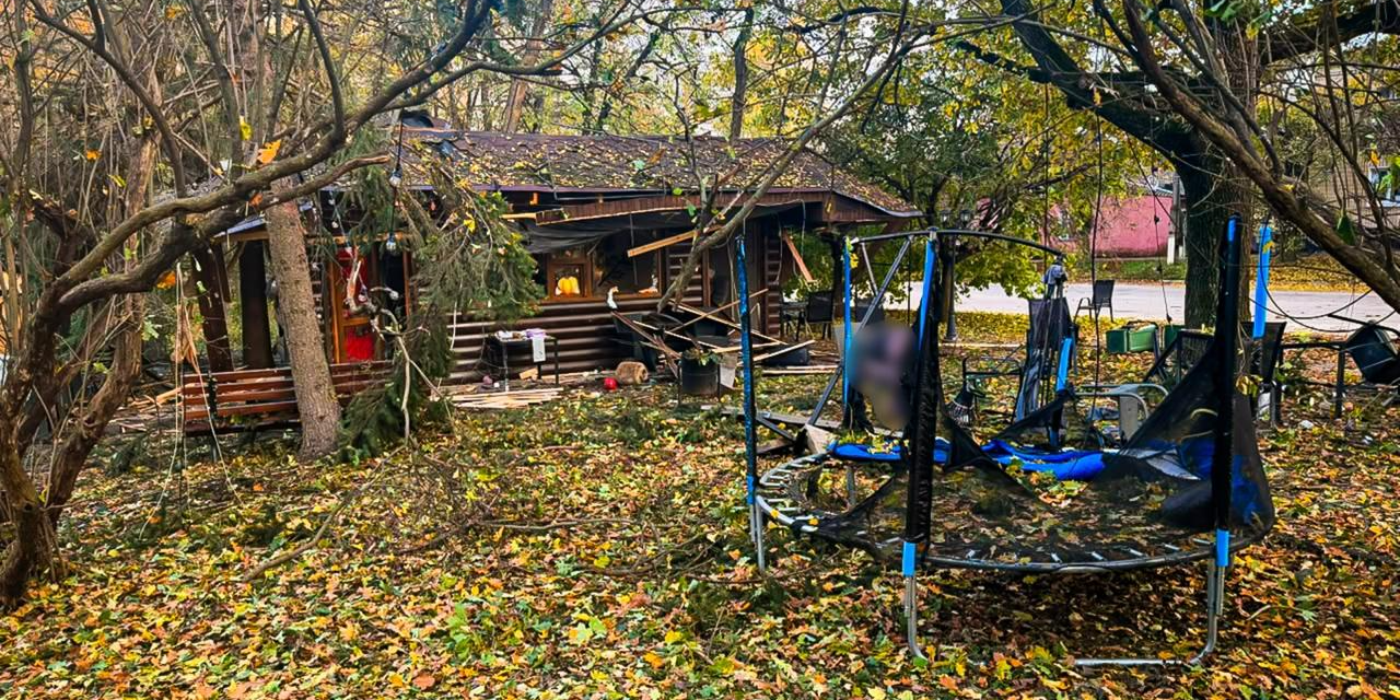 Последствия вражеского удара дроном по центральному парку в Новой Водолаге, Харьковская область, 19 октября 2026 года (Фото: ГСЧС Харьковской области)