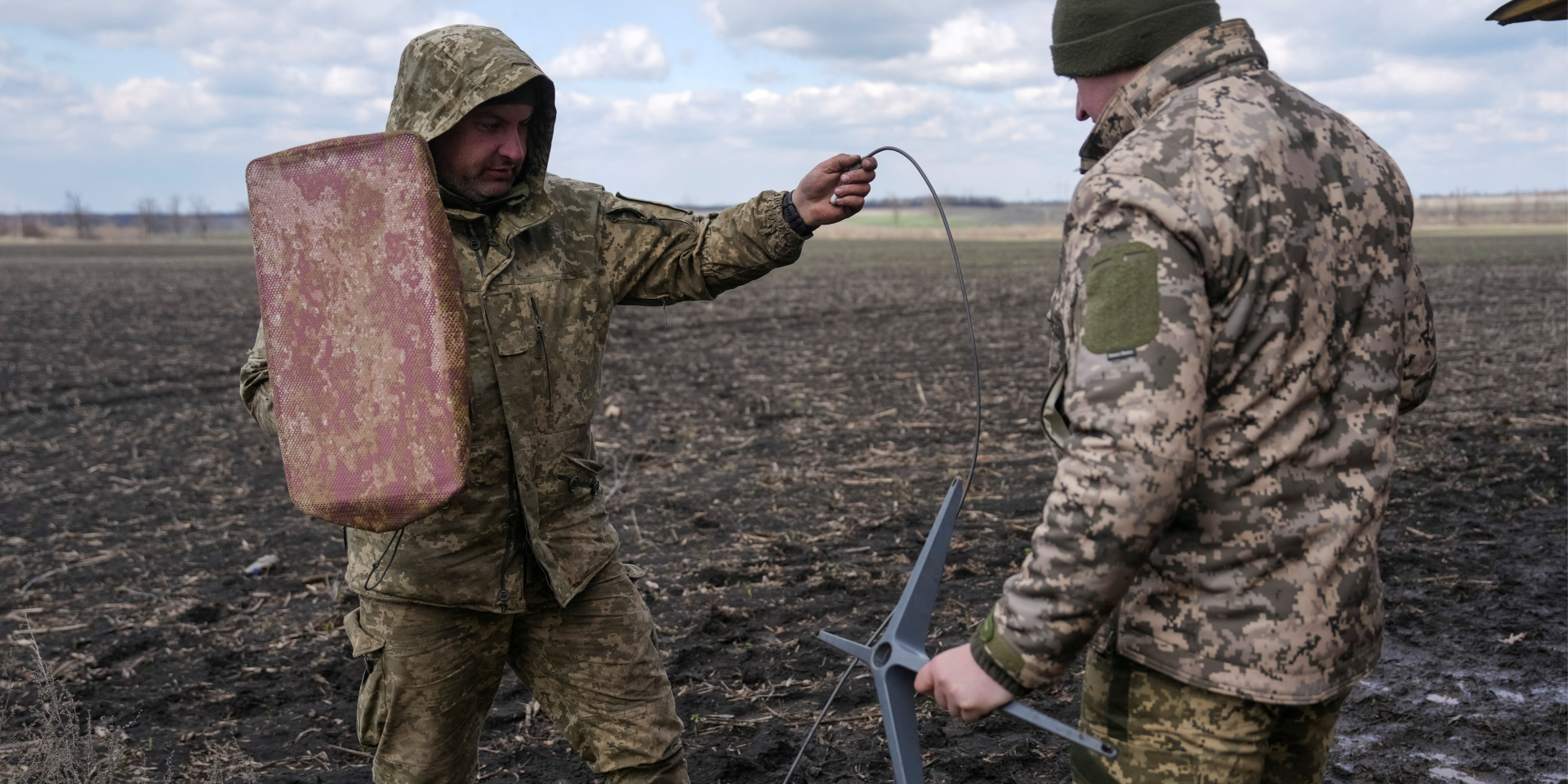 Ukrainian soldiers with a Starlink terminal near Pokrovsk in April 2025 (Photo: REUTERS/Inna Varenytsia)