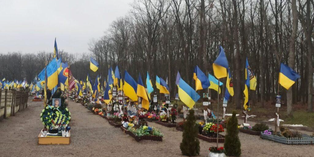 Аллея почетных захоронений в Кропивницком (Фото: Гречка)