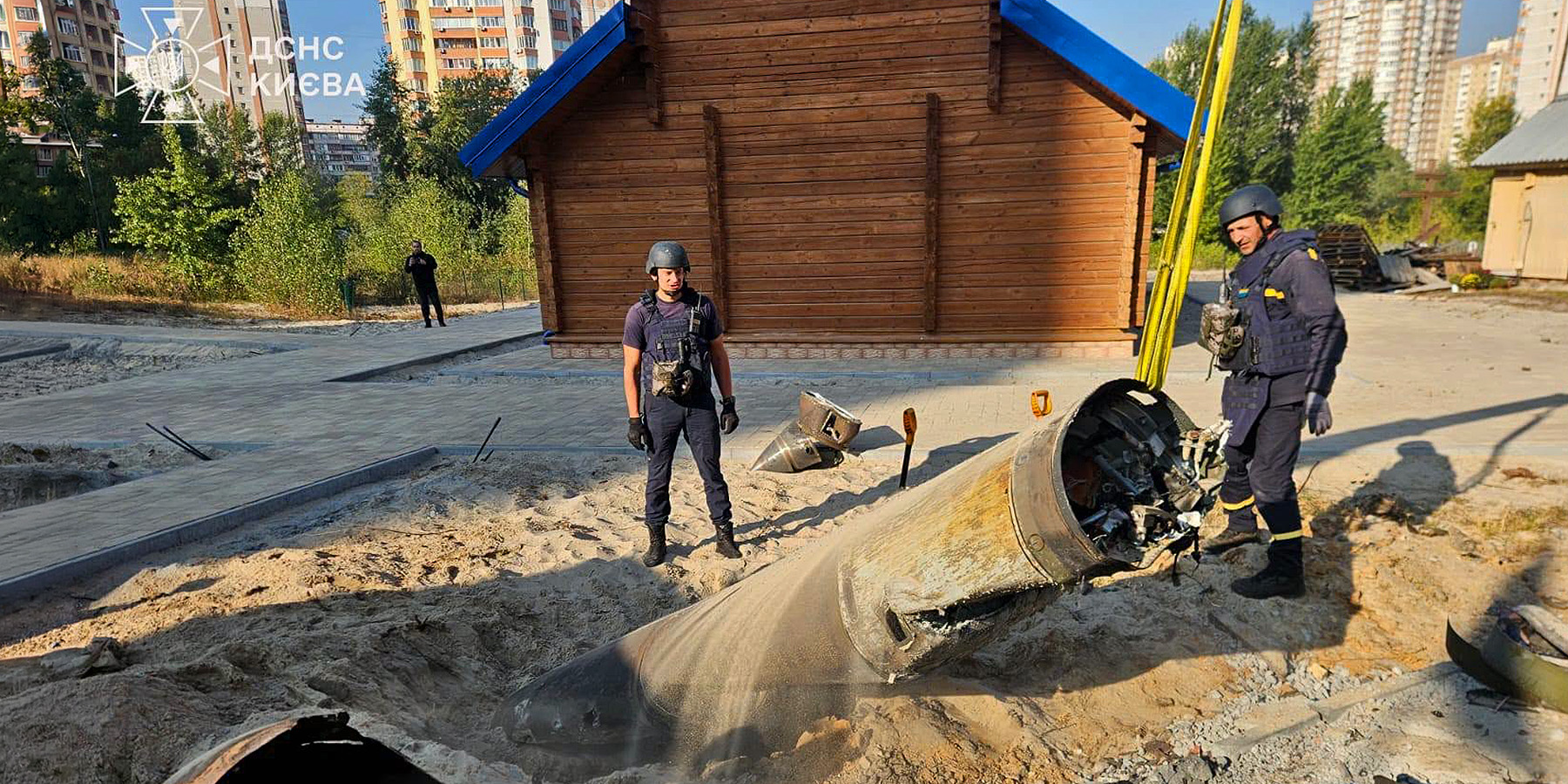 The ballistic missile warhead is being detached after the Russian attack on Kyiv, Oct. 7, 2026 (Photo: SES)