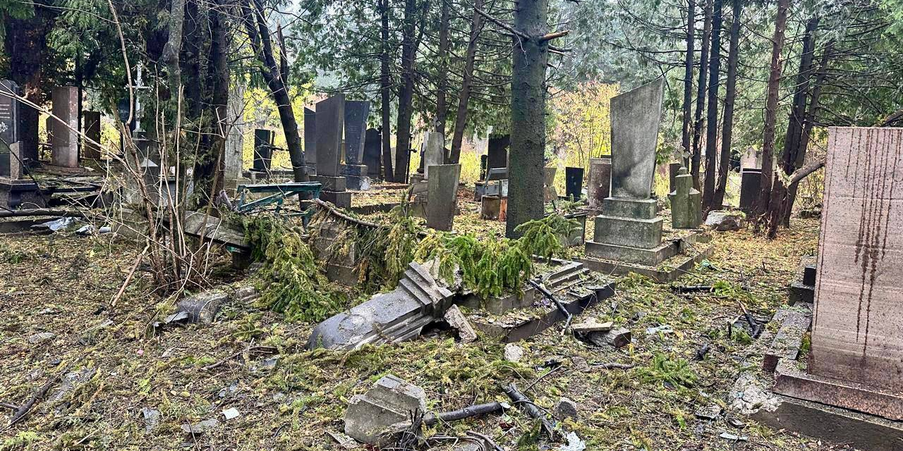 В Ровно российский беспилотник атаковал кладбище (Фото: Александр Коваль / Telegram)