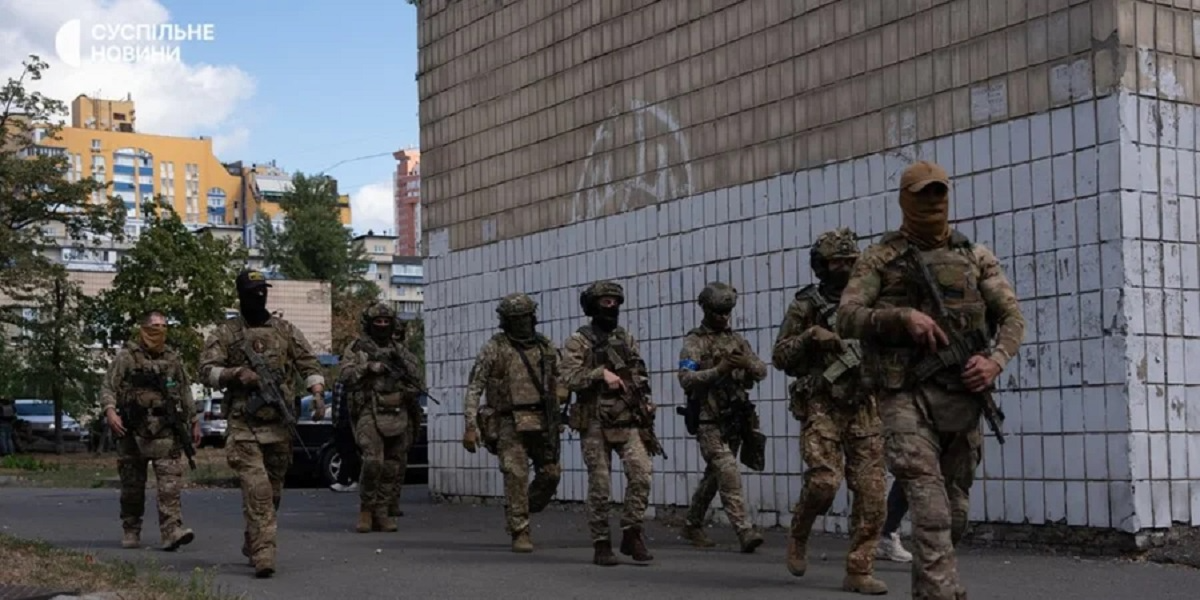 A Ukrainian military intelligence unit in the Berezniaky neighborhood of Kyiv (Photo: Suspilne News / Oleksandr Mahula)