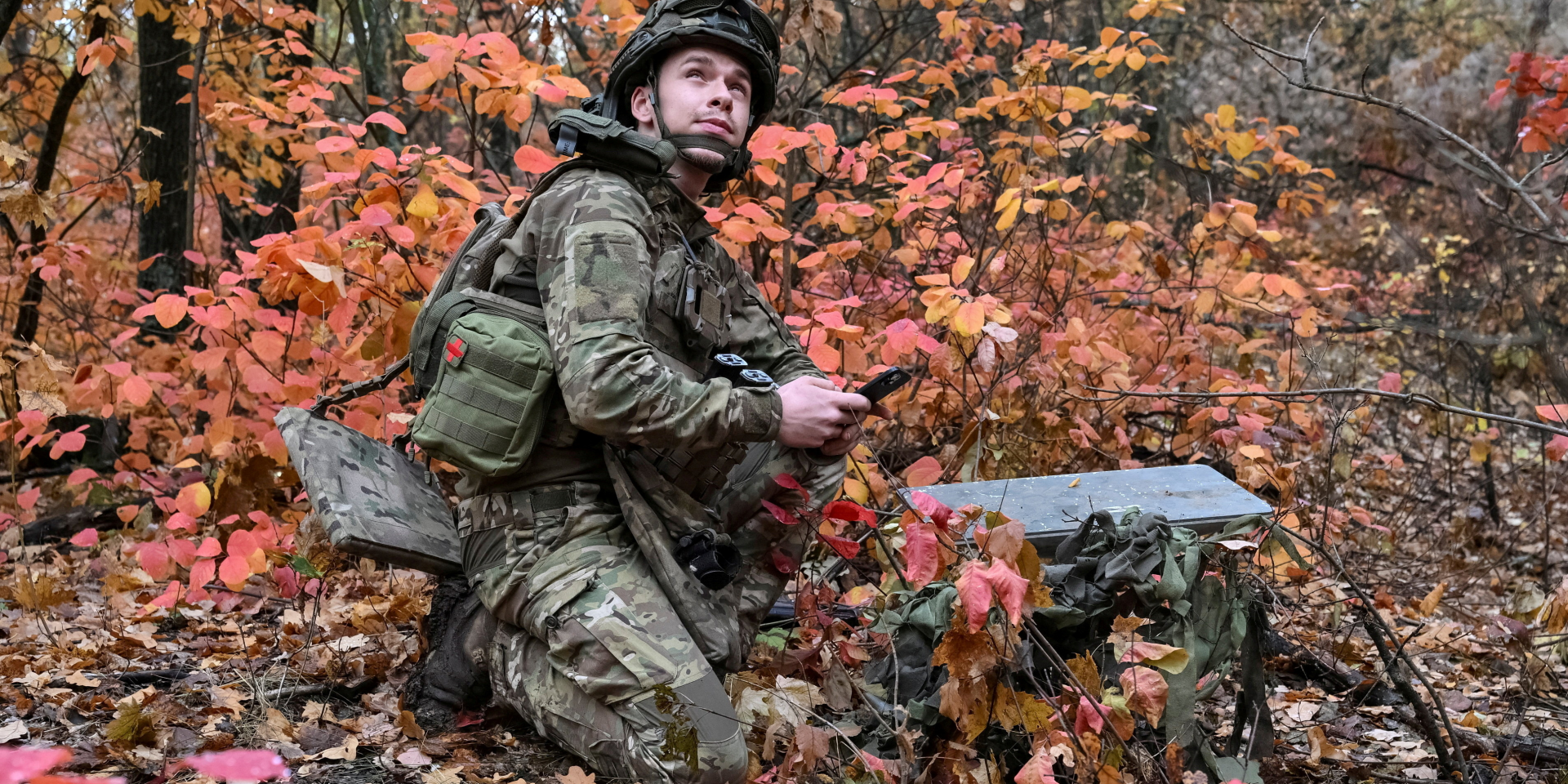 A Ukrainian serviceman sets up a Starlink terminal in Zaporizhzhya Oblast (Photo: REUTERS/Stringer)