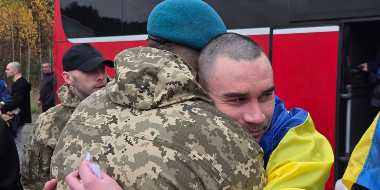 Українські військові повернулись з російського полону (Фото: V_Zelenskiy_official / Telegram)