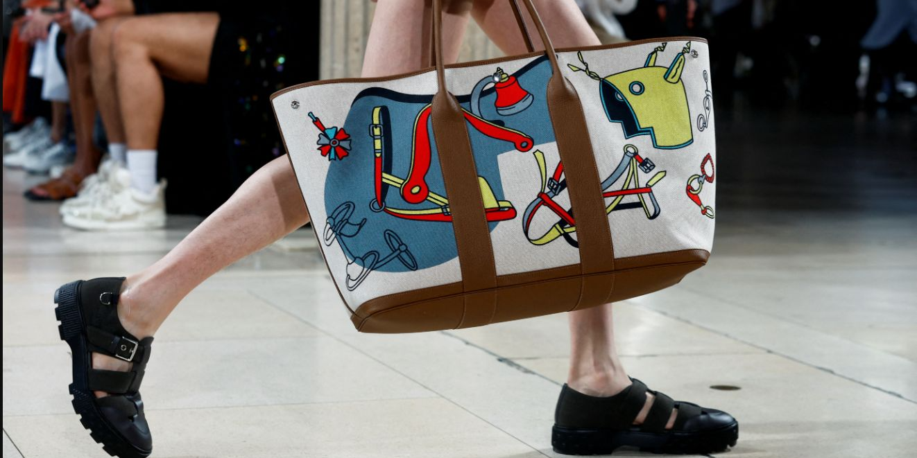Сумка з колекції Hermès на подиумному показі (Фото: Reuters)