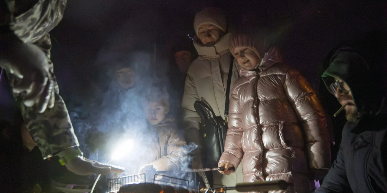 City residents warm themselves by a bonfire, January 2026 (Photo: Serhiy Okunyev / NV)