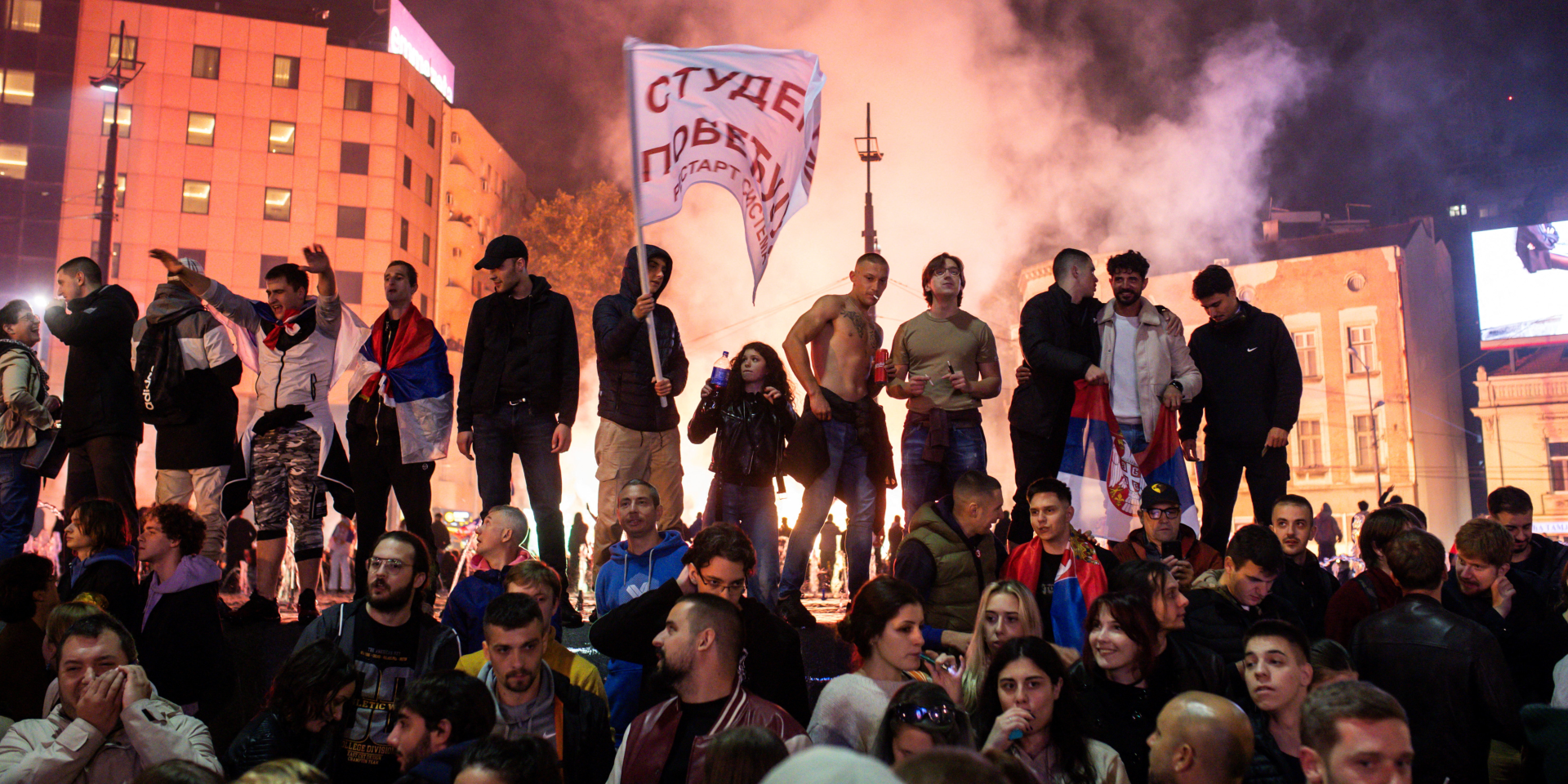 Прихильники Студентського списку святкують поразку Вучича на виборах (Фото: REUTERS/Djordje Kojadinovic)