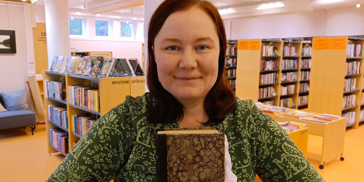 В библиотеку в Финляндии вернули книгу спустя 92 года (Фото: Malin Blomqvist/Yle)