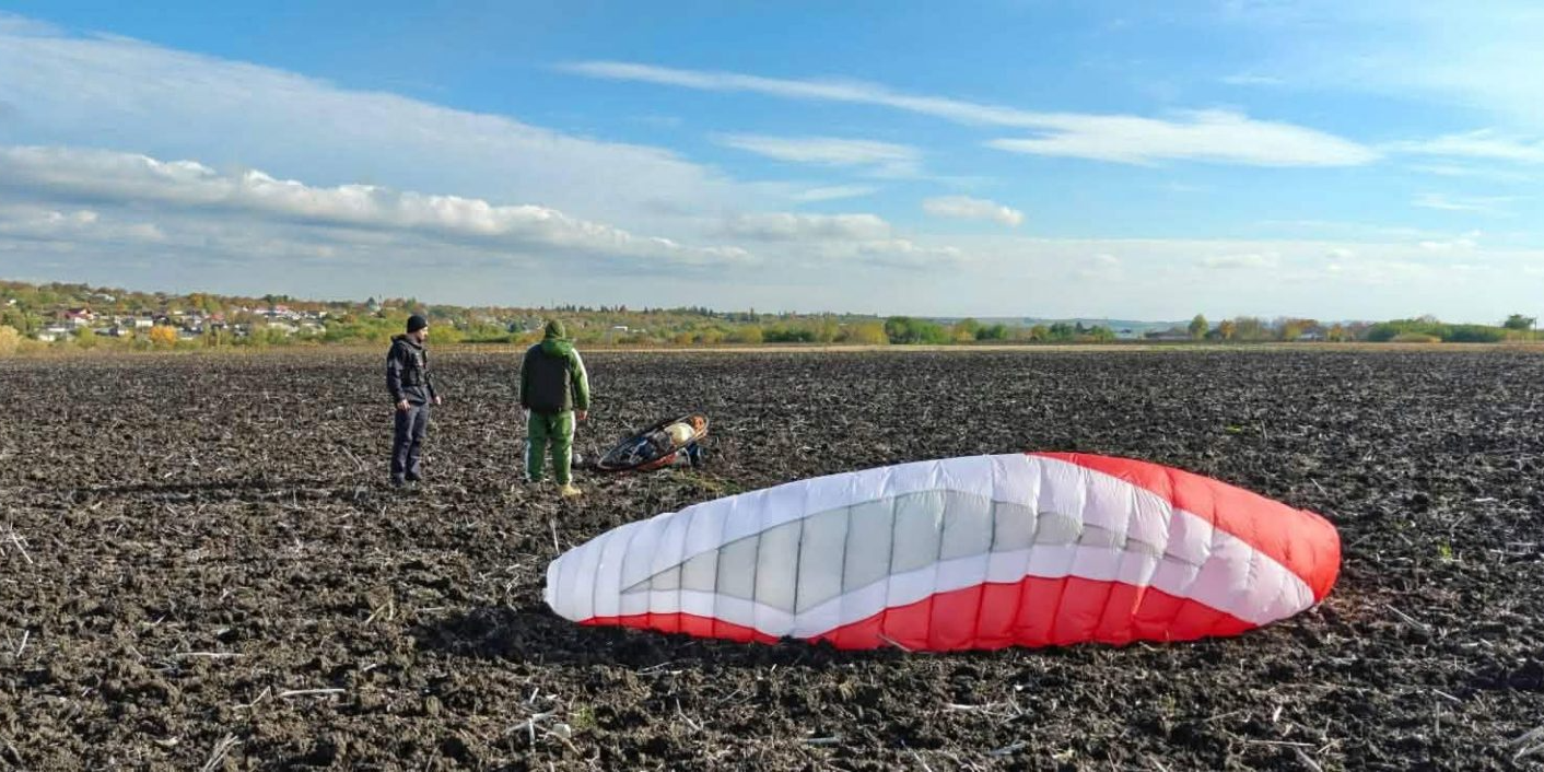 Украинец перелетел границу с Молдовой на мотопараплане (Фото: Черновицкий пограничный отряд)