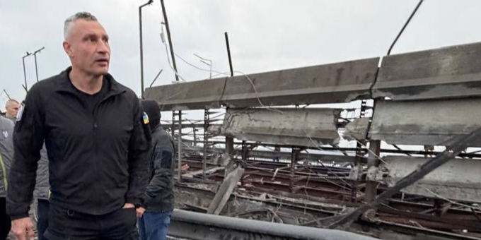 Russian ballistic strike damages Kyiv Pivdennyi Bridge, shutting traffic and subway