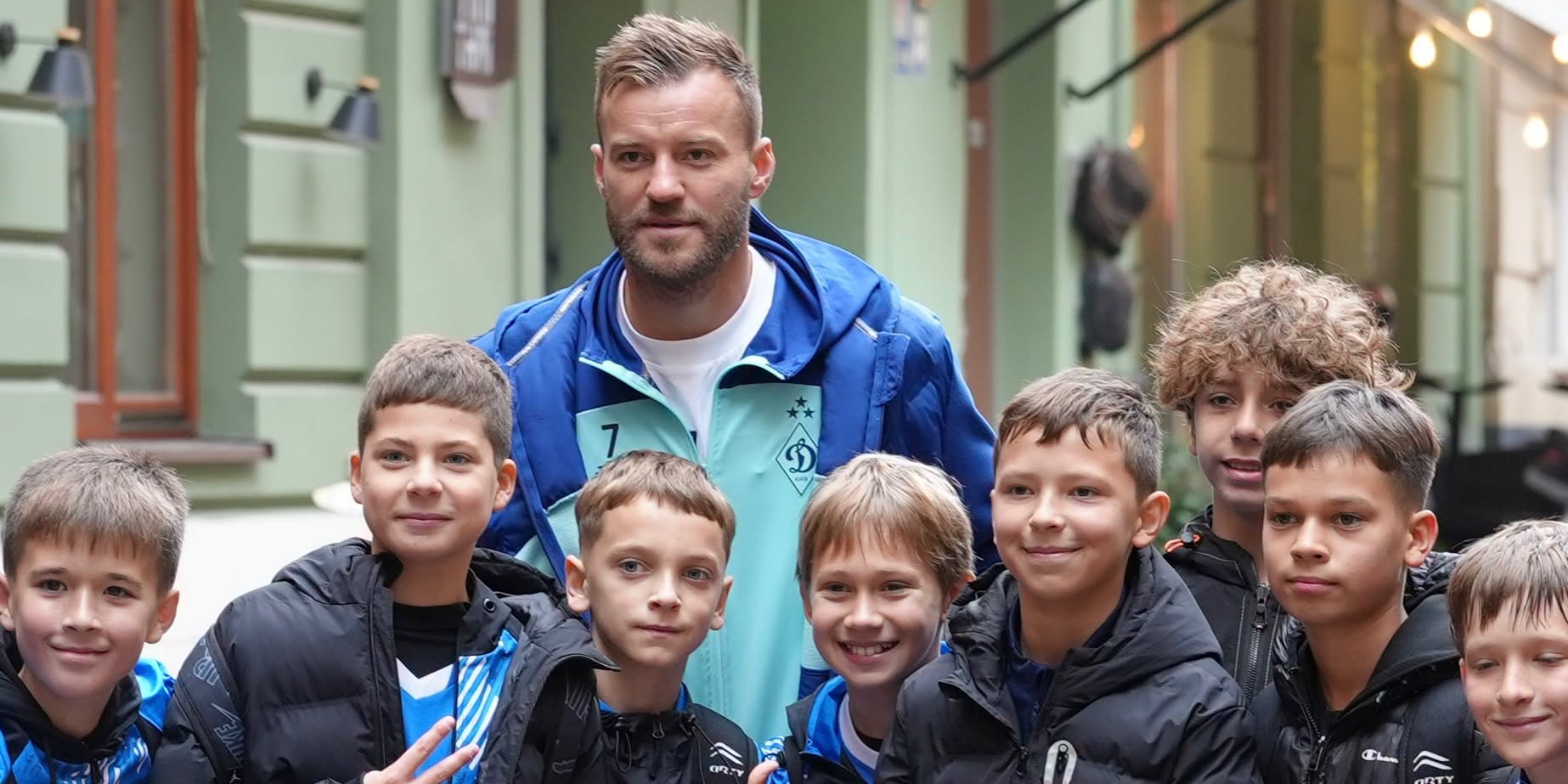 Лидер Динамо Андрей Ярмоленко сфотографировался с детьми во Львове перед матчем с Шахтером (Фото: ФК Динамо)