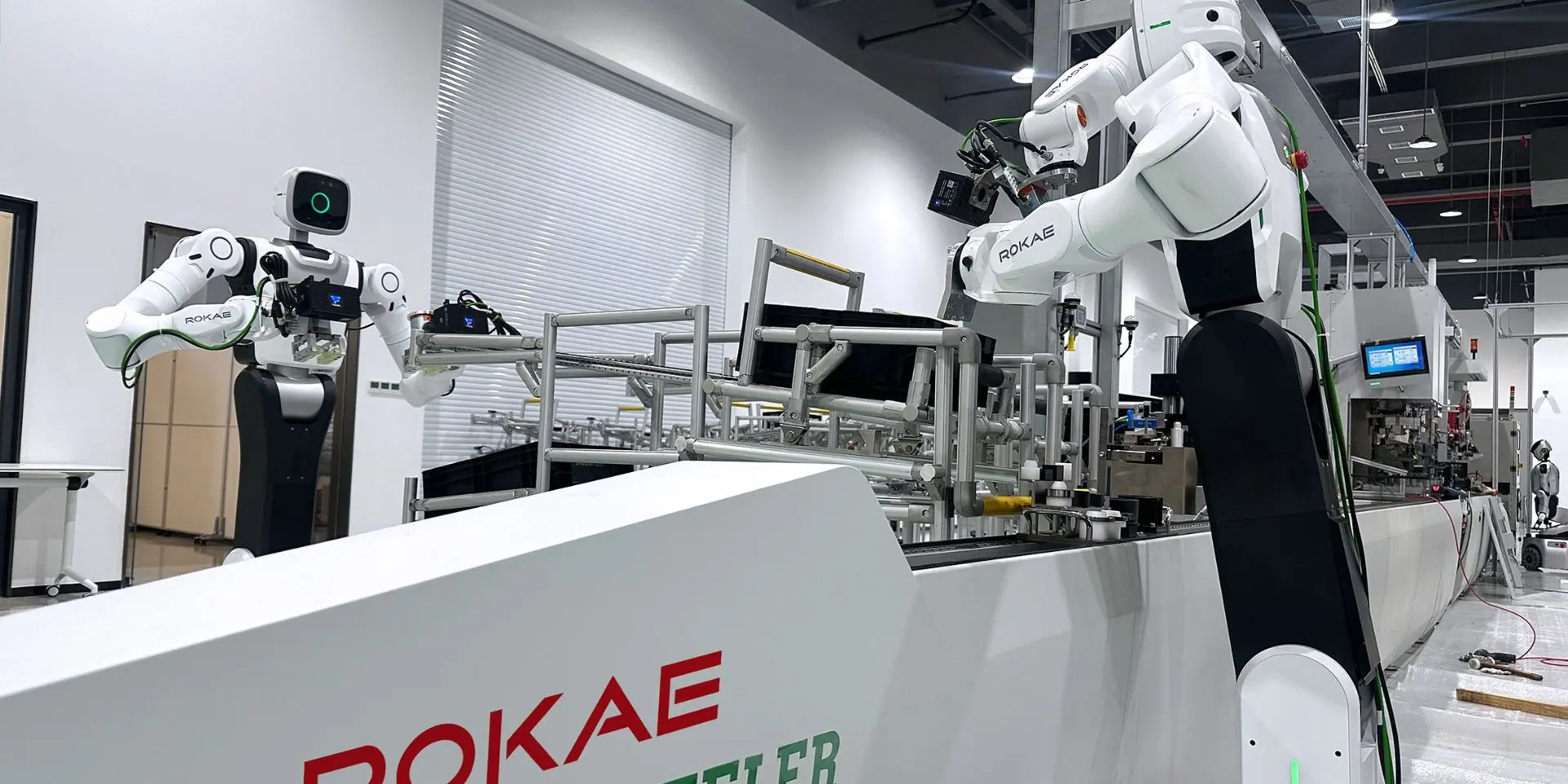 Роботы работают с деталями, помогают со сборкой и проверяют компоненты (Фото: ROKAE)
