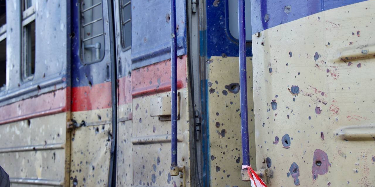 Россия атаковала перрон железнодорожного вокзала в Днепре (Фото: Александр Ганжа/Telegram)