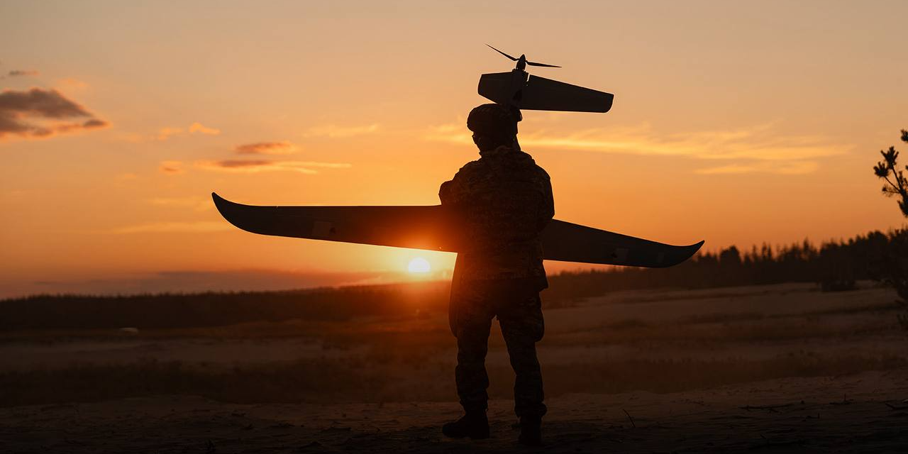 Український військовий бригади Ахіллес із дроном (Фото: Telegram/429 окрема бригада безпілотних систем Ахіллес)