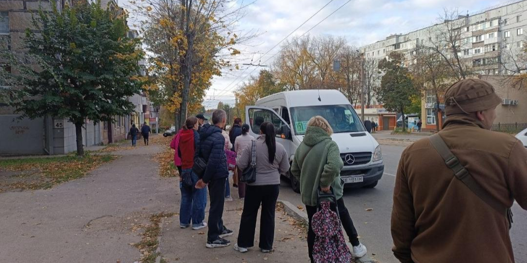 Специалисты Укрзализныци на вокзале Днепра в ночь на 30 октября (Фото: Олександр Перцовський / Facebook)