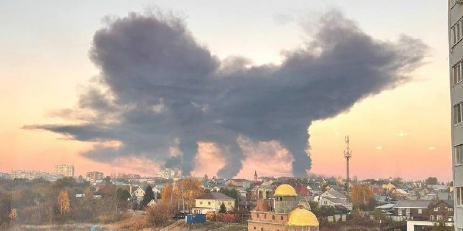 Smoke billows over the Novokuibyshevsk Oil Refinery in Russia’s Samara Oblast following a morning drone attack, October 30, 2026 (Photo: @exilenova_plus)