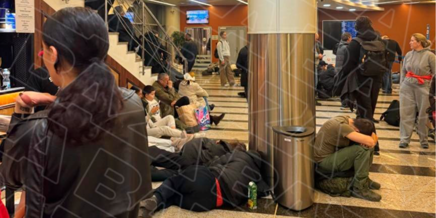 В московских аэропортах из-за атаки дронов девять часов не принимали и не отправляли самолеты (Фото: Baza / Telegram)