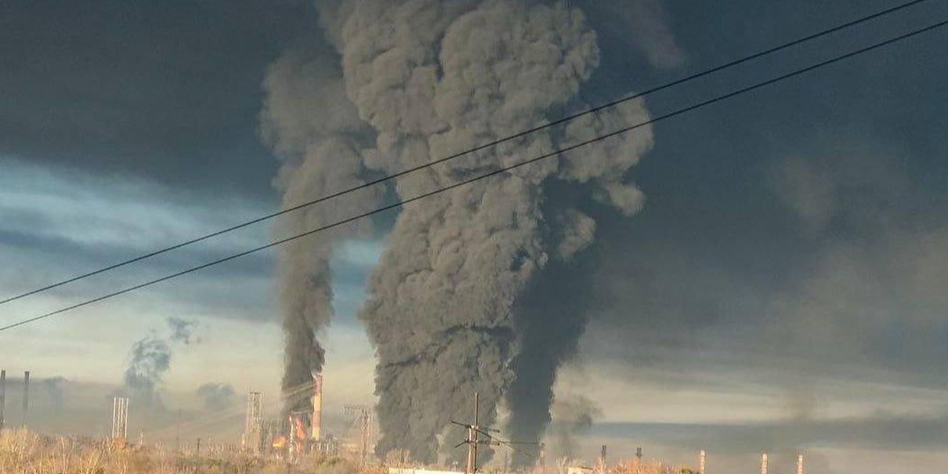 Fire at Novokuibyshevsk oil refinery, Oct. 30, 2026 (Photo: Exilenova+ / Telegram)