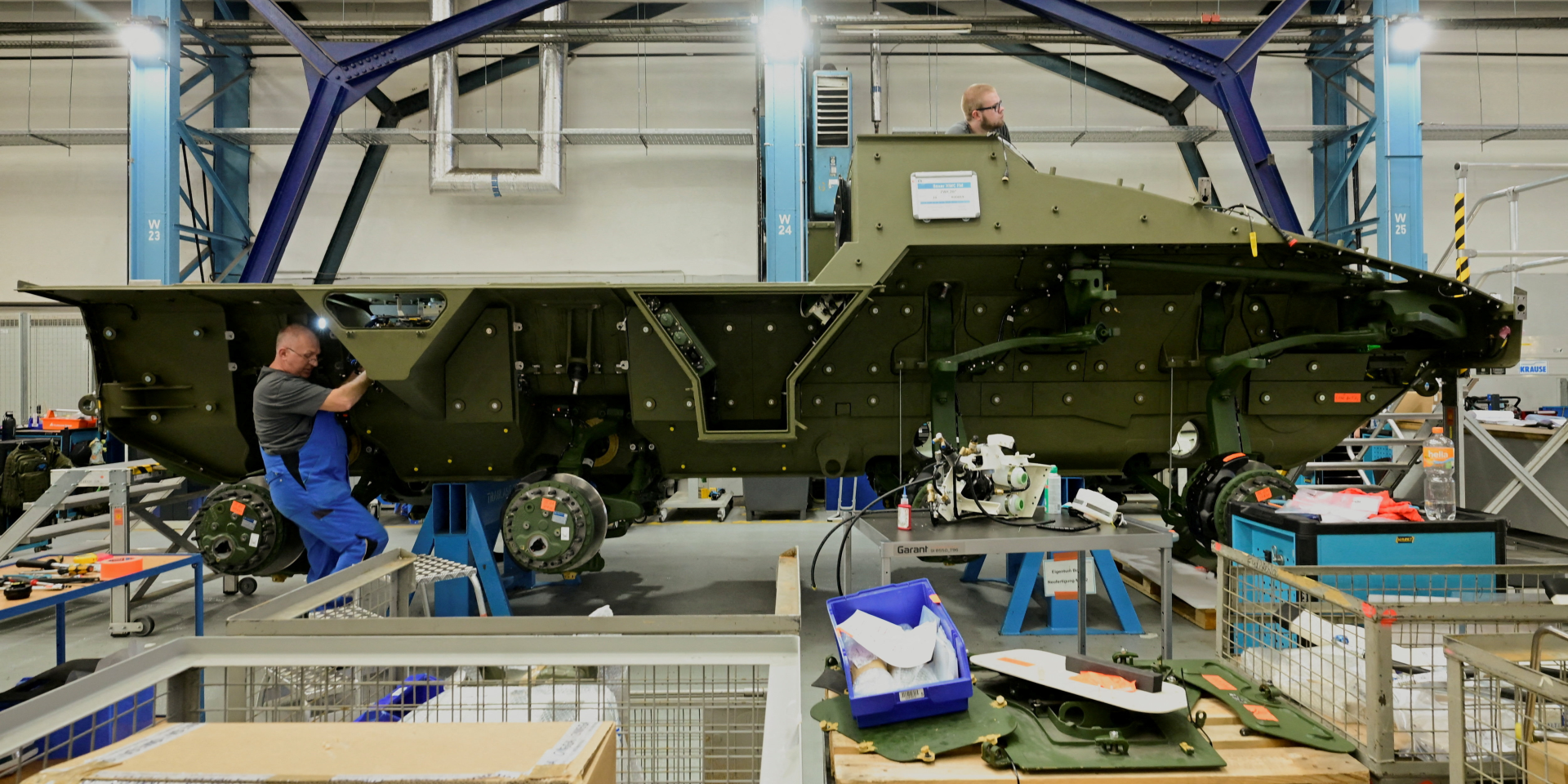 Працівники Rheinmetall на виробничій лінії на заводі в Касселі (Фото: REUTERS/Fabian Bimmer/File Photo)