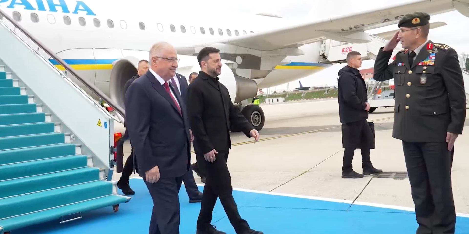 Зеленський прибув до Туреччини (Фото: Скриншот із відео / Володимир Зеленський / Telegram)