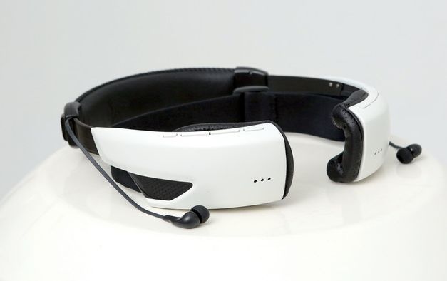 Необычная гарнитура надевается на лицо (Фото: Фото: Kickstarter.com)